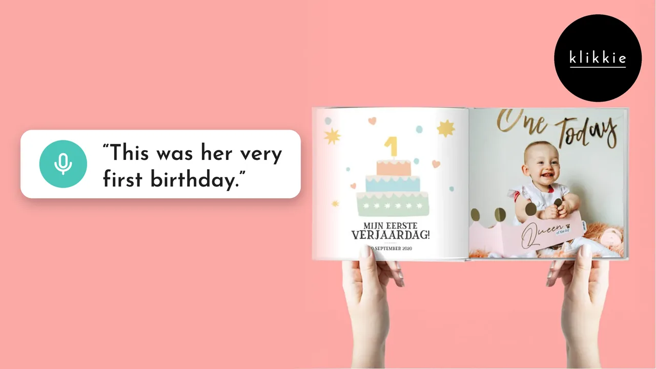 Unas manos sujetan un álbum de klikkie My First Year abierto en la página del primer cumpleaños, con las palabras “This was her very first birthday.”