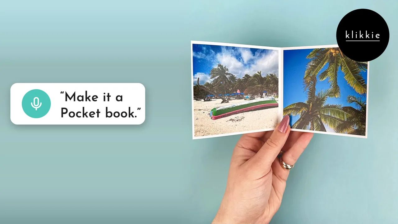 Una mano sujeta un pequeño fotolibro Pocket de klikkie abierto con fotos de playa, con las palabras “Make it a Pocket book.”