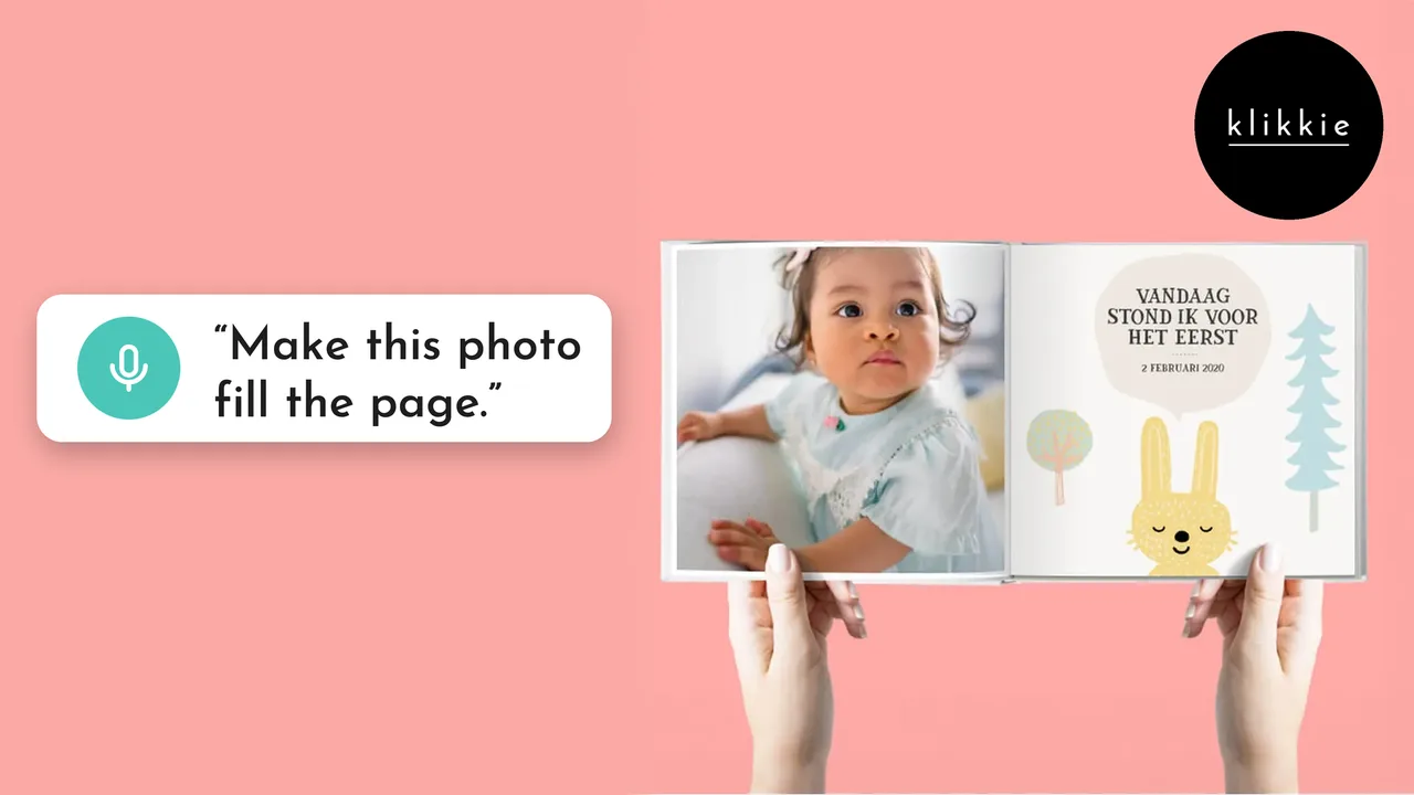 Unas manos sujetan un fotolibro de klikkie abierto donde una foto de bebé llena toda la página izquierda, con las palabras “Make this photo fill the page.”