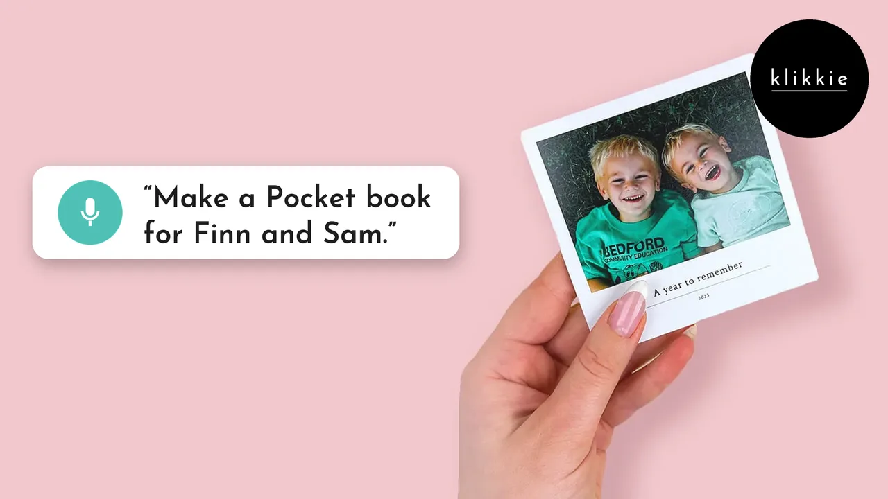 Fotolibro infantil: una mano sujeta un pequeño fotolibro Pocket de klikkie con dos niños riendo en la portada, con un bocadillo que dice haz un Pocket para Finn y Sam