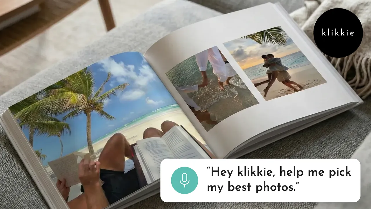 Un álbum de fotos de klikkie abierto con fotos de playa sobre un sofá, con el texto «Hey klikkie, help me pick my best photos.»