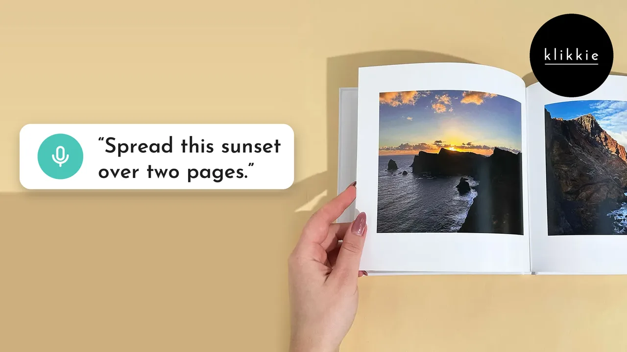 Una mano sujeta un álbum de klikkie abierto con una puesta de sol sobre el mar, con las palabras “Spread this sunset over two pages.”