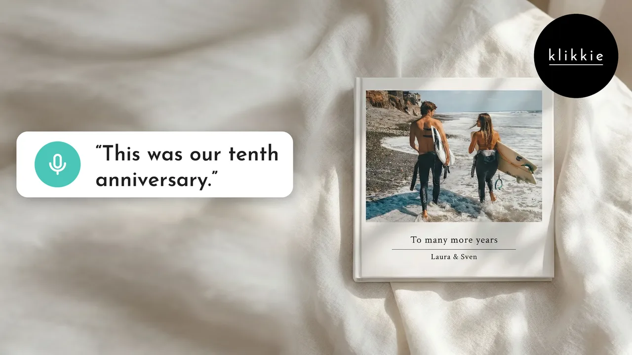 Un álbum de klikkie con una pareja en la playa y “To many more years” en la portada, con las palabras “This was our tenth anniversary.”