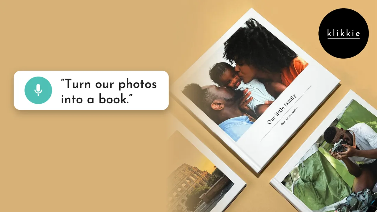 Un fotolibro de klikkie hecho con fotos familiares de un móvil, con un bocadillo que dice convierte nuestras fotos en un libro